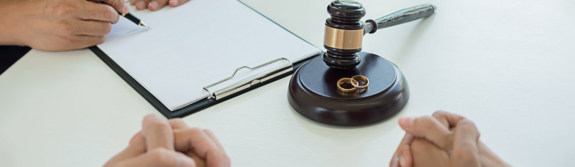 A couple negotiates their divorce decree A couple negotiates their divorce decree
