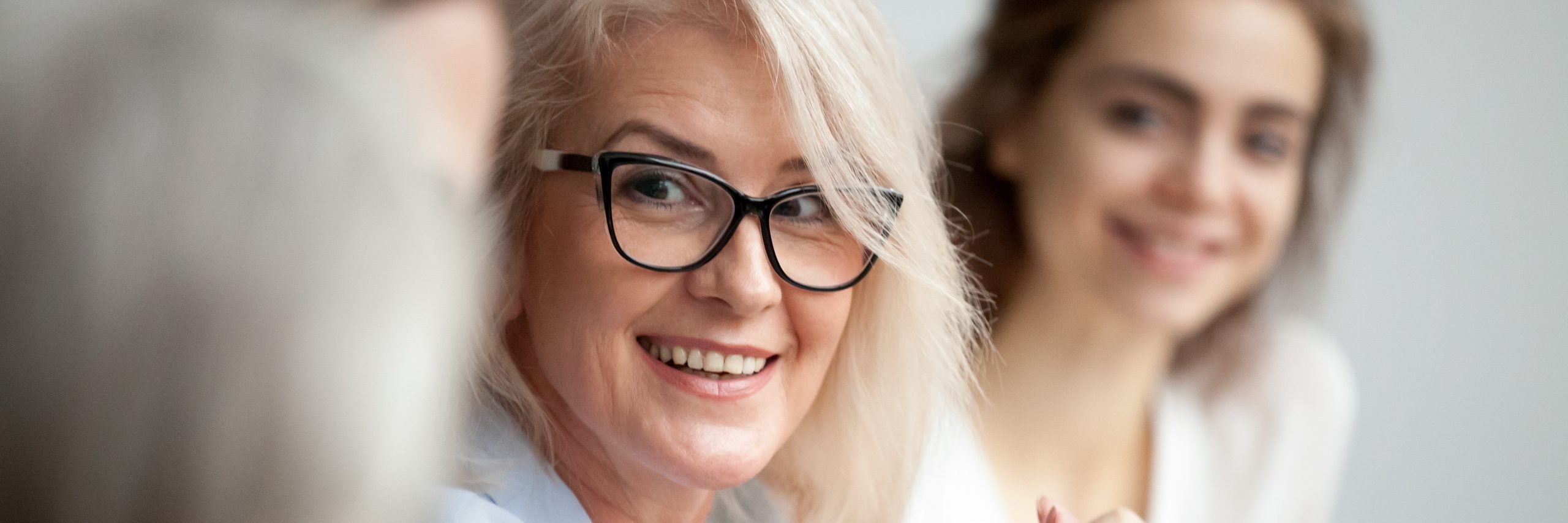 Abogada que asiste a una anciana con servicios de mediación Abogada que asiste a una anciana con servicios de mediación