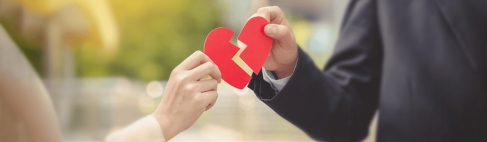A couple opting for a low cost divorce with mediation A couple opting for a low cost divorce with mediation
